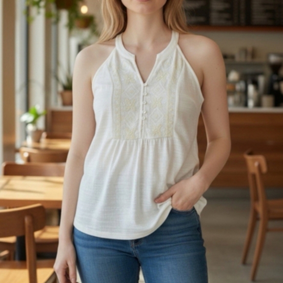 Cable & Guage White Sleeveless Floral Embroidered Top - Picture 4 of 8